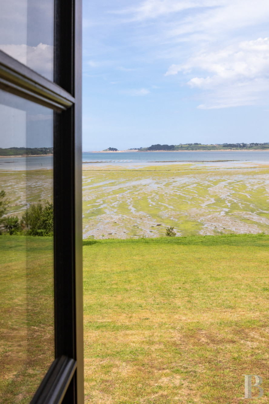 A set of two manor houses overlooks the Bay of Morlaix in Carantec on the north coast of Finistère - photo  n°33